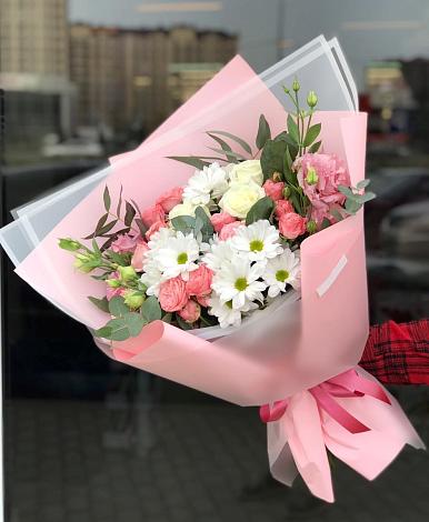 Букет цветов из: Розы, Лизиантусы и Хризантемы в Псекупс