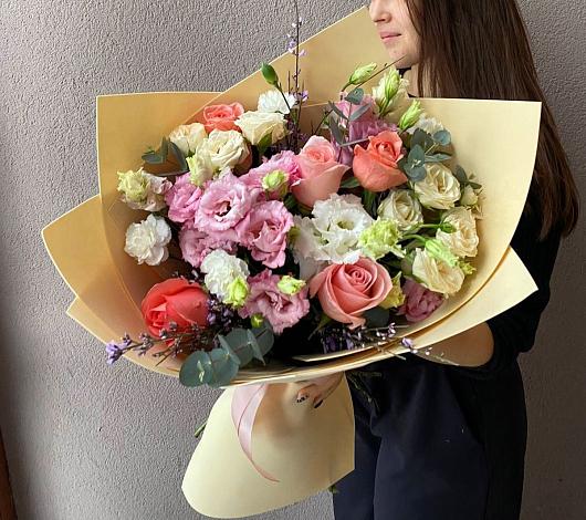 Букет цветов из: Розы, Лизиантусы и Гвоздики в Псекупс